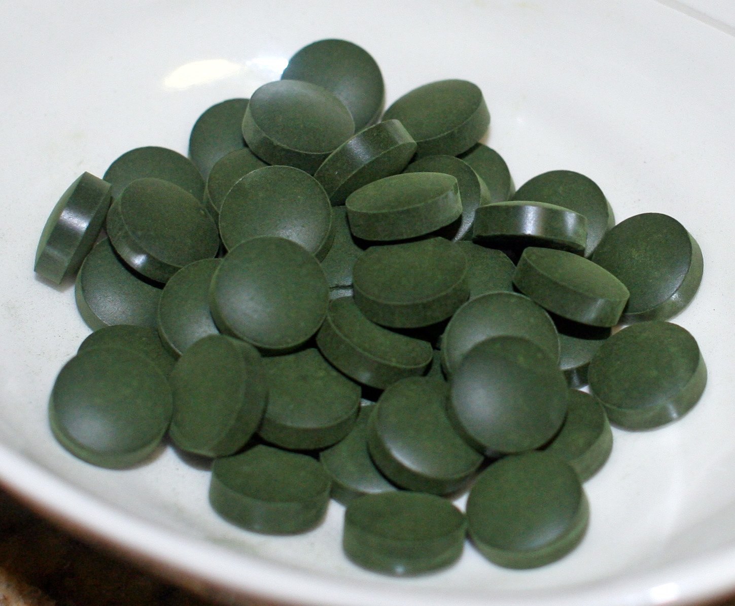 Bottle of 500mg organic spirulina tablets with no binders